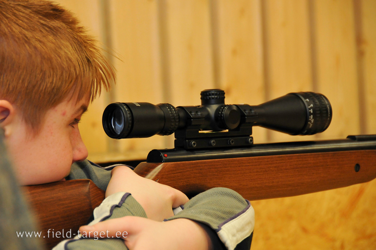 Oliver laseb varupüssiga Weihrauch HW95K